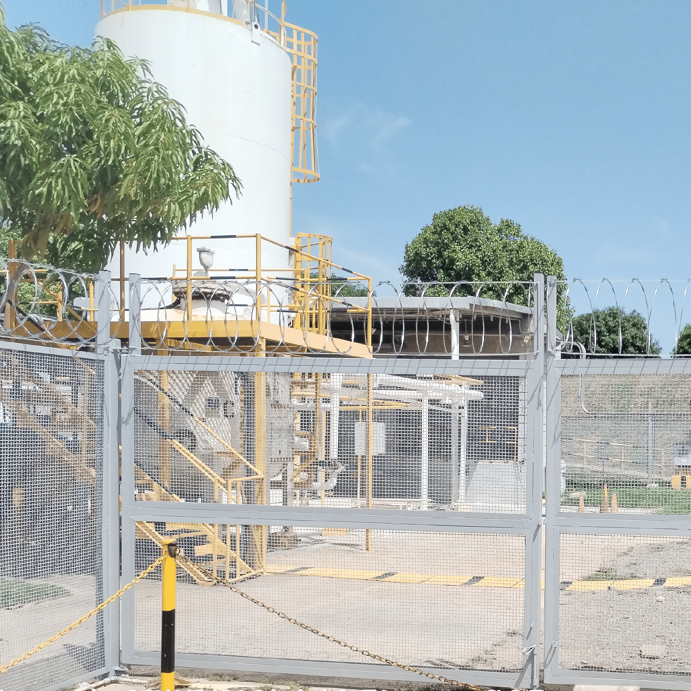 malla eslabonada Cartagena  malla eslabonada galvanizada  malla eslabonada PVC  cerramientos perimetrales de seguridad  concertina para seguridad perimetral  alambre de púas PVC  portones metálicos para fincas  malla electrosoldada Colombia  estructuras metálicas para construcciones  obras civiles e ingeniería Cartagena  estructura metálica para naves industriales  cerramiento de seguridad para empresas  seguridad perimetral residencial y empresarial  concertina para perímetro industrial  gaviones y cerramientos metálicos  fabricación de mallas metálicas Cartagena  instalación de malla de seguridad  construcción de estructuras metálicas  proveedor de mallas de alambrado Cartagena